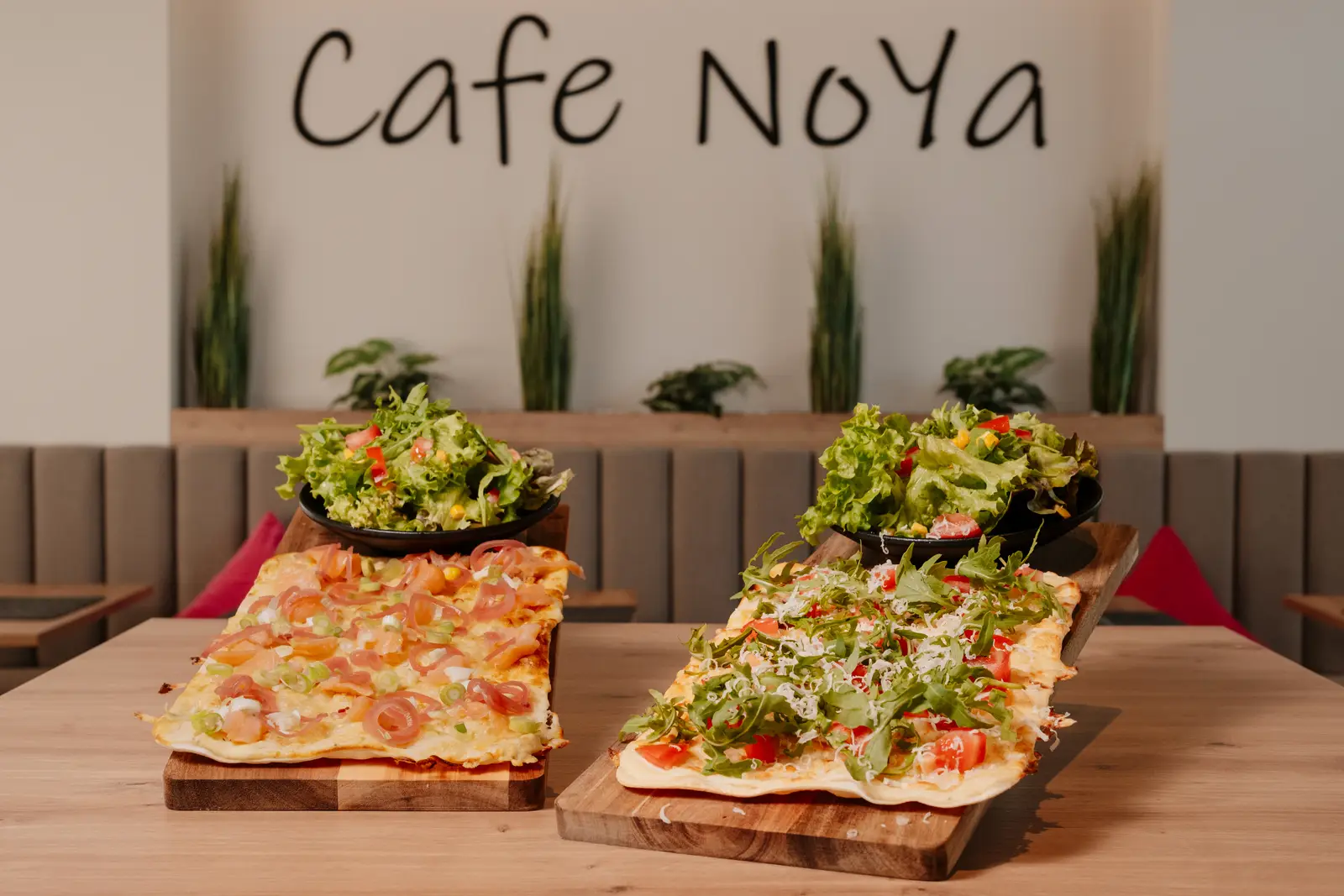 Flammkuchen mit Lachs und Rucola, dazu frischer Beilagensalat