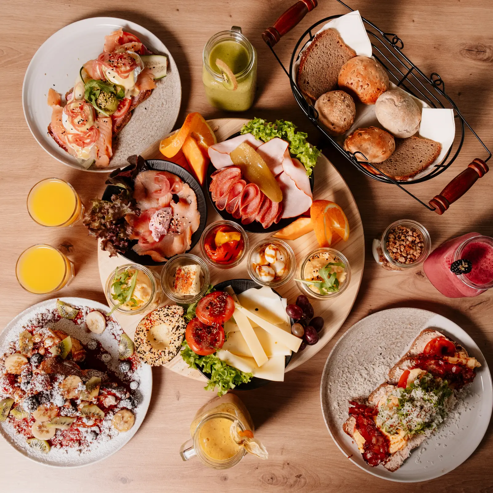 Reich gedeckter Frühstückstisch im Café NoYa von oben fotografiert