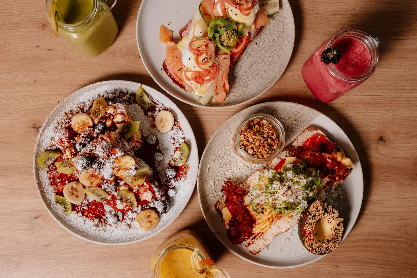 Frühstücksteller mit Smoothies aus der Vogelperspektive