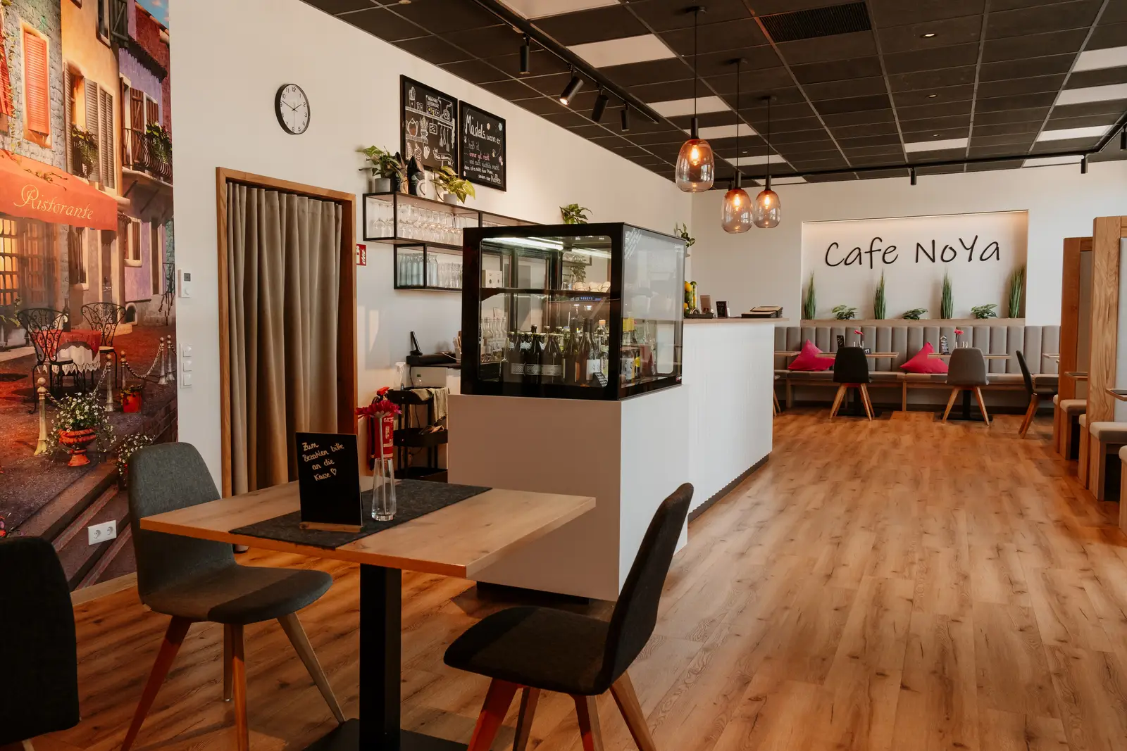 Theke mit Kuchenvitrine im Innenraum des Café NoYa